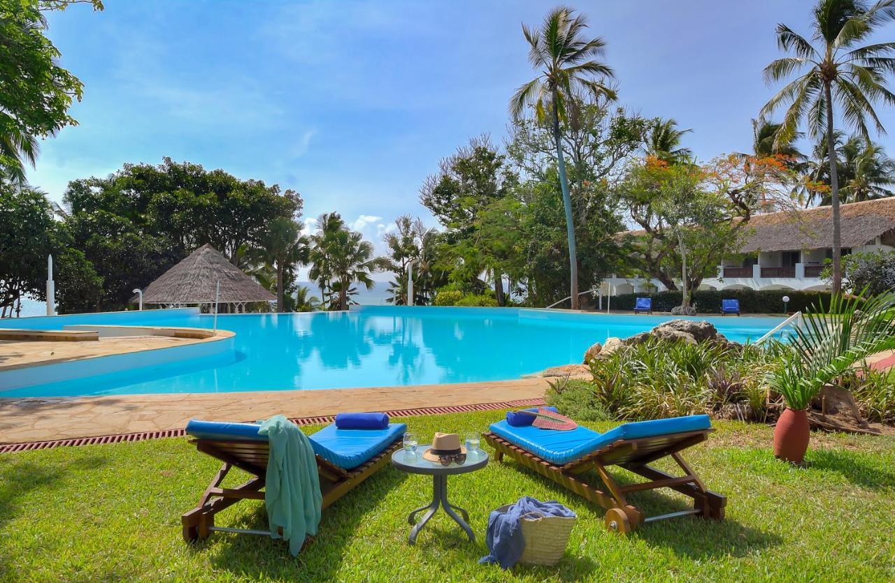 Diamonds Leisure Beach & Golf Resort Diani Beach Esterno foto The pool at the Serena Beach Resort