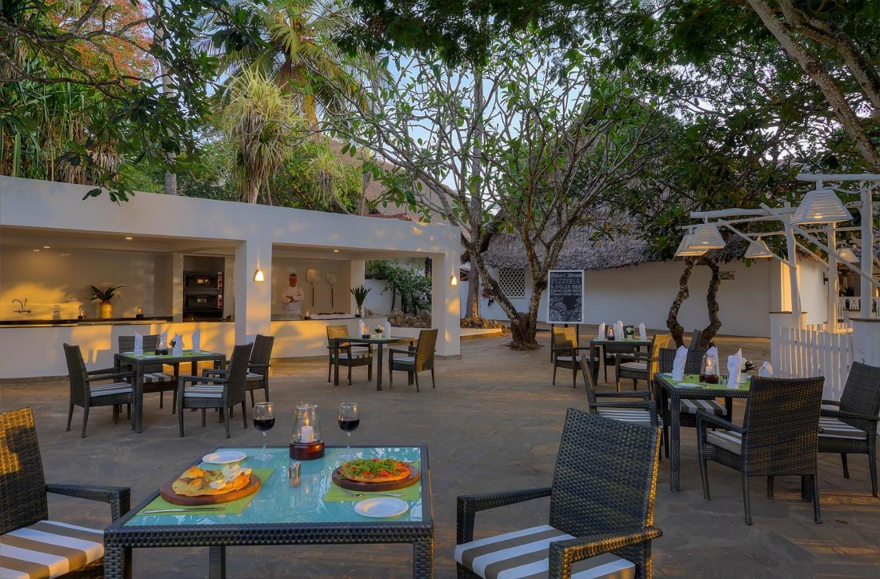 Diamonds Leisure Beach & Golf Resort Diani Beach Esterno foto The restaurant at the hotel