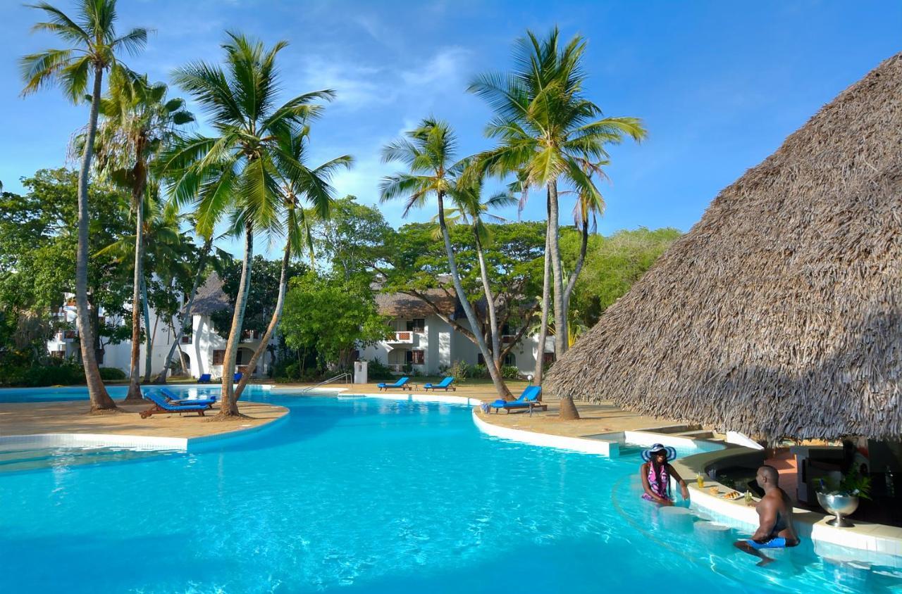 Diamonds Leisure Beach & Golf Resort Diani Beach Esterno foto The swimming pool at the hotel