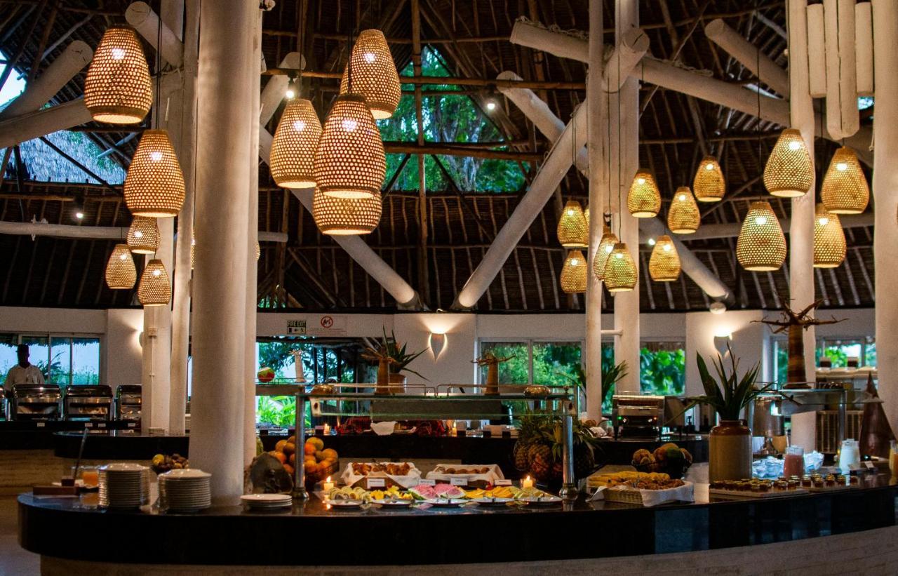 Diamonds Leisure Beach & Golf Resort Diani Beach Esterno foto The buffet at the resort