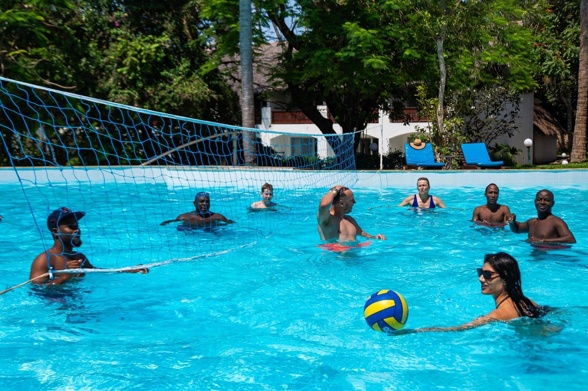 Diamonds Leisure Beach & Golf Resort Diani Beach Esterno foto Water volleyball