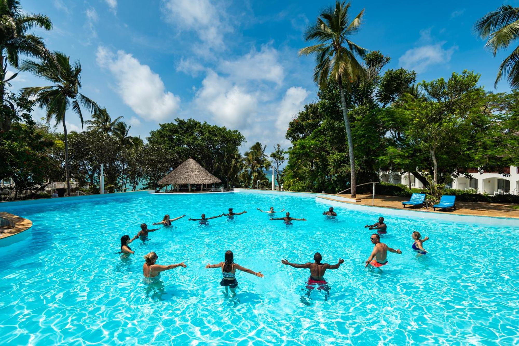 Diamonds Leisure Beach & Golf Resort Diani Beach Esterno foto The pool at the Nyali Beach Resort