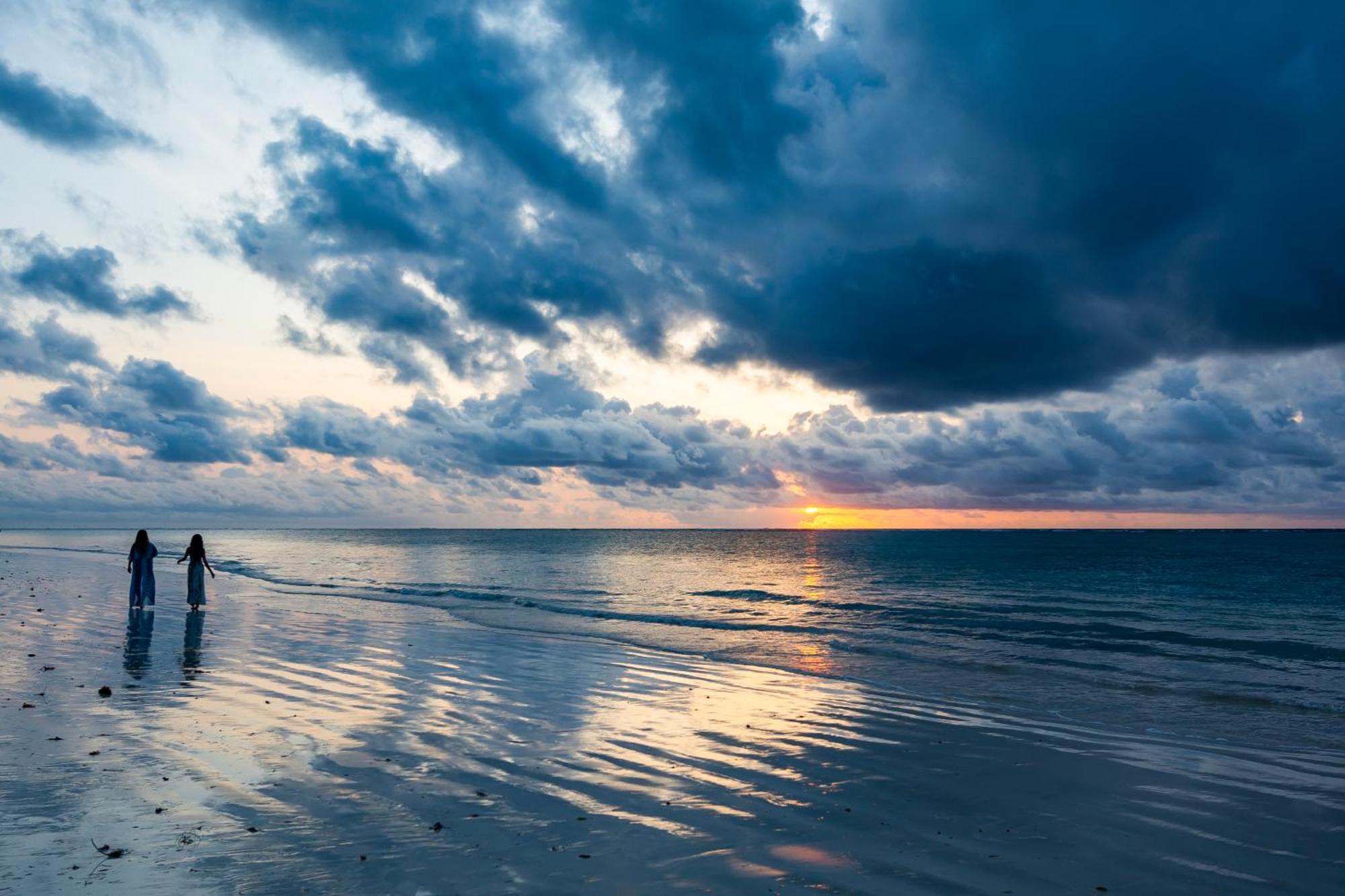 Diamonds Leisure Beach & Golf Resort Diani Beach Esterno foto Sunset at the beach