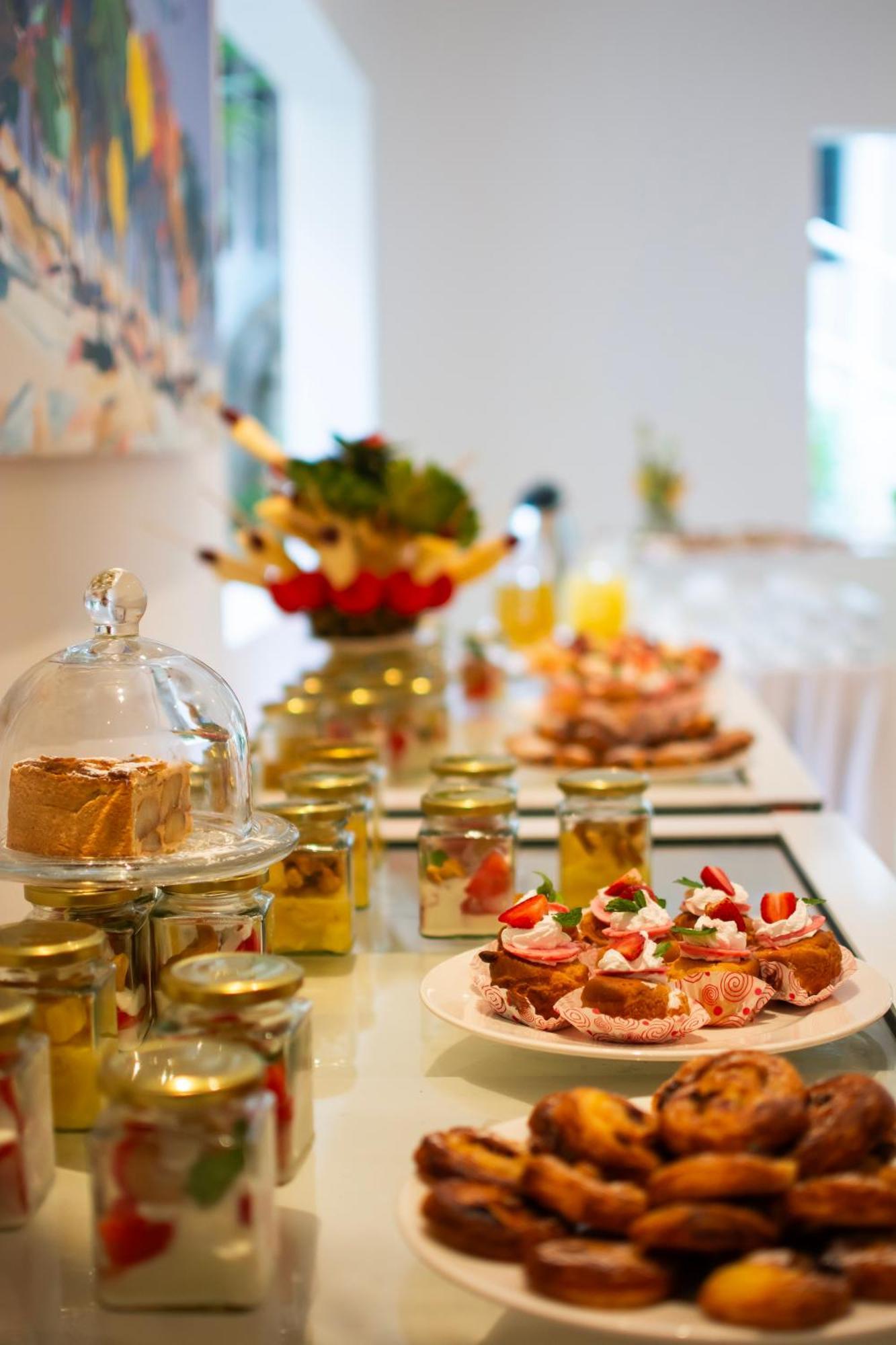 Diamonds Leisure Beach & Golf Resort Diani Beach Esterno foto A buffet at a hotel